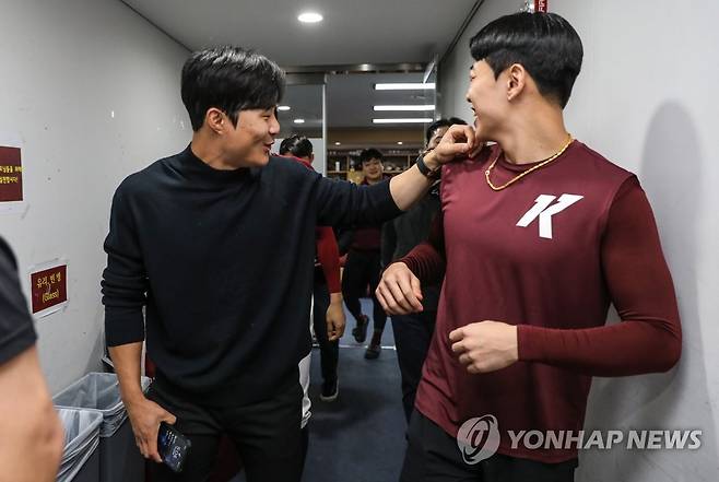 옛 동료 만난 김하성 (서울=연합뉴스) 샌디에이고 파드리스의 내야수 김하성(왼쪽)이 2022 프로야구 포스트시즌 한국시리즈(KS) 3차전 SSG 랜더스와 키움 히어로즈의 경기가 열리는 4일 서울 구로구 고척스카이돔에 방문해 키움 송성문(오른쪽) 등 선수들과 대화하고 있다. 2022.11.4 [키움 히어로즈 제공. 재판매 및 DB 금지] photo@yna.co.kr