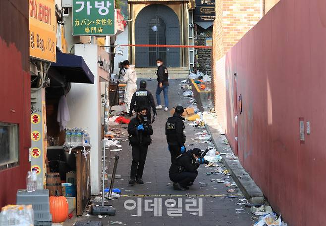 이태원 압사 참사를 수사 중인 서울경찰청 수사본부와 국립과학수사연구원들이 31일 서울 용산구 이태원 압사 참사 현장을 합동감식하고 있다.(사진=이영훈 기자)