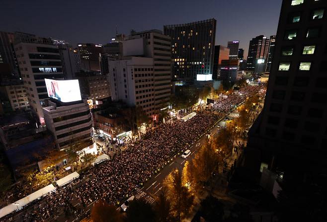 5일 시청역 인근에서 핼러윈데이 이태원 참사 희생자 추모 및 정부 규탄 촛불집회가 열리고 있다.(사진=연합)