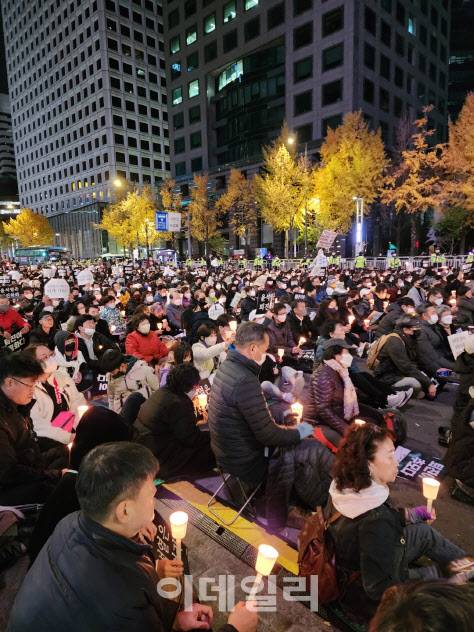진보성향 시민단체인 촛불승리전환행동(촛불행동)과 종교 단체들은 이날 오후 5시부터 7시 30분께까지 서울 중구 시청역 7번 출구 앞에서 숭례문으로 이어지는 태평로에서 ‘이태원 참사 희생자 추모 시민촛불’ 집회를 열었다.(사진=황병서 기자)