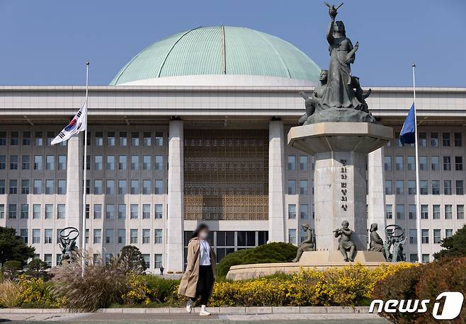 30일 서울 여의도 국회의사당에 조기가 게양돼 있다. 정부는 ‘이태원 참사’와 관련해 이날부터 다음달 5일 24시까지 국가 애도 기간으로 정하고 공공기관과 재외기관에 조기를 게양한다. 2022.10.30/뉴스1 ⓒ News1 이재명 기자