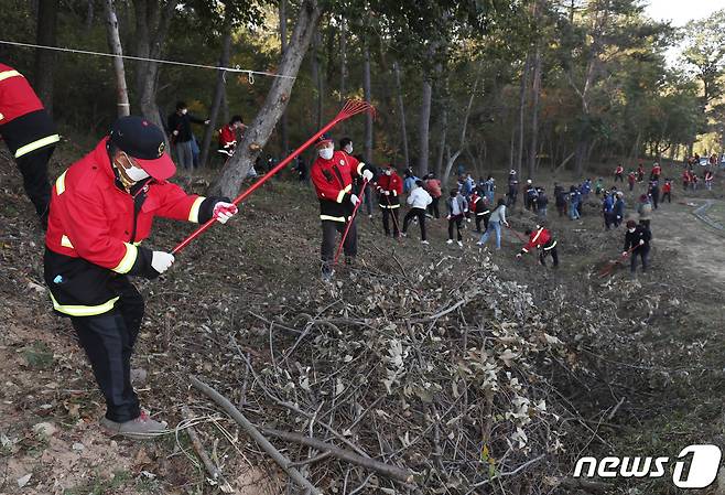 4일 오후 울산 울주군 온산국가산업단지 주변 산림 연접지역에서 참가자들이 산불예방을 위한 인화물질 제거 캠페인을 하고 있다. 2022.11.4/뉴스1