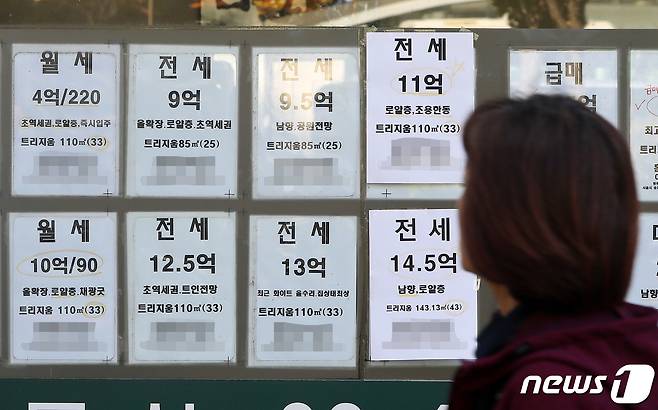 서울 송파구 한 부동산중개업소에 전세매물 안내문이 붙어있다. /뉴스1 ⓒ News1 박세연 기자