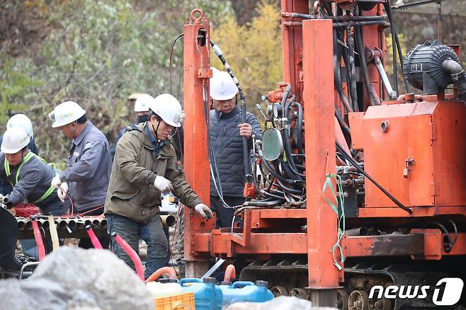 3일 오전 경북 봉화군 아연광산 매몰 사고 현장에서 한국광해광업공단 등 구조반 관계자들이 천공기를 이용해 확보한 지하 170m 지점에 내시경을 넣어 고립 작업자들의 생존 여부를 확인하고 있다. 2022.11.3/뉴스1 ⓒ News1 공정식 기자