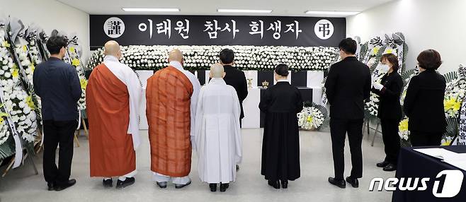 국가애도기간 마지막 날인 5일 오후 제주도청 제1청사 별관 2층에 마련된 '이태원 참사 희생자 합동분향소'에서 사단법인 제주종교지도자협의회 관계자들이 희생자들을 추모하고 있다.2022.11.5/뉴스1 ⓒ News1 오미란 기자