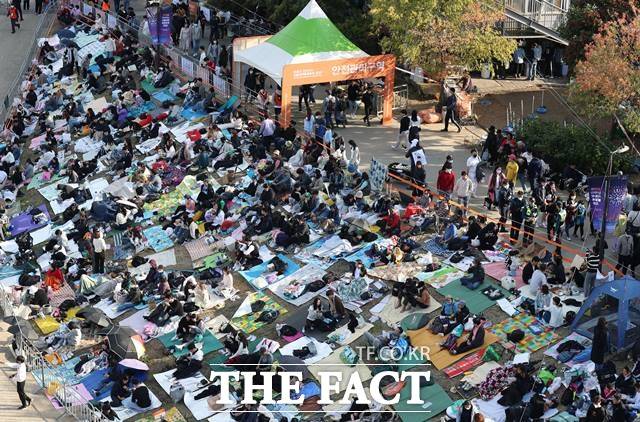 10월 8일 오후 서울 영등포구 여의도한강공원에서 시민들이 '서울세계불꽃축제 2022'를 관람하기 위해 대기하고 있다. /뉴시스