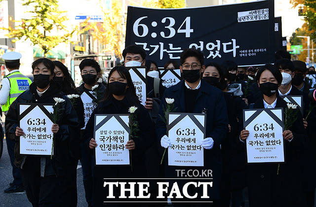 국가애도기간 마지막 날인 5일 오후 '이태원 압사 참사' 추모공간이 마련된 서울 용산구 이태원역 인근에서 진보당 관계자들과 청년단체 회원들이 추모 행진을 하고 있다. /이동률 기자