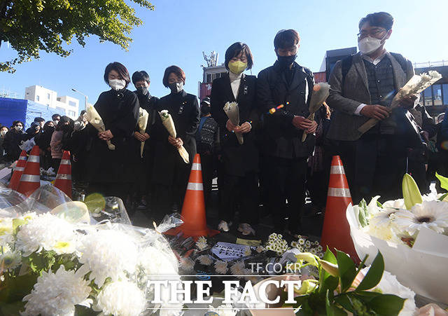 이정미 정의당 대표와 이은주 원내대표 등 당 지도부가 5일 오후 '이태원 압사 사고' 추모공간이 마련된 서울 용산구 이태원역 1번출구를 찾아 헌화를 하고 있다. /이동률 기자