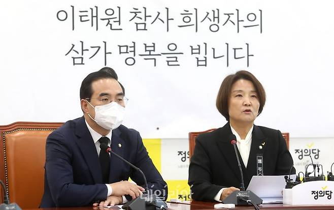 이은주 정의당 원내대표가 4일 국회 정의당을 방문한 박홍근 더불어민주당 원내대표와 대화를 하고 있다. ⓒ데일리안 박항구 기자