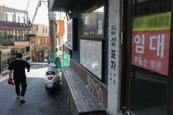 서울 용산구 이태원 세계음식거리의 한 매장에 임대 안내문이 붙어있다.ⓒ뉴시스