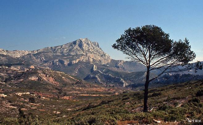 생트빅투아르산의 모습. 정확히 같은 위치는 아니지만 상상력을 더해 비교해봅시다. 사진출처: 위키피디아
