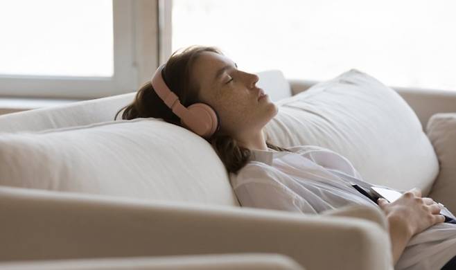 불면과 얕은 수면 문제를 해소하는 데 가벼운 스트레칭이나 조용한 음악이 도움된다.&nbsp; 게티이미지뱅크 제공