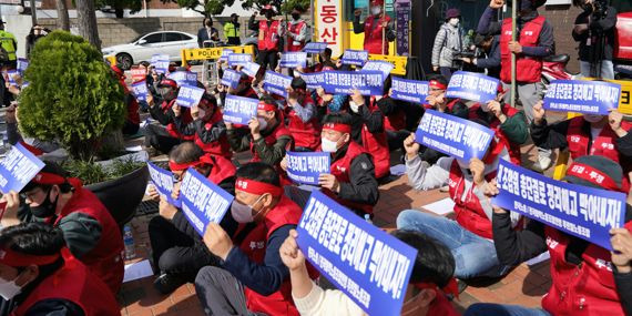 푸르밀 노조원들이 지난달 26일 오후 서울 영등포구 푸르밀 본사 앞에서 가진 사업 종료 규탄 결의 집회에서 정리해고를 철회하라고 외치고 있다. 사진=박문수 기자