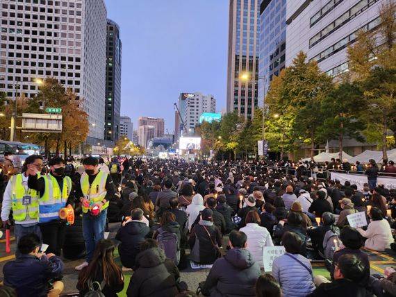 5일 서울 중구 태평로 일대에서 열린 '이태원 참사 희생자 추모 시민 촛불집회'./사진=김동규 기자