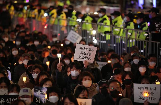 참석자들이 촛불을 들고 희생자들을 추모하고 있다. 신소영 기자