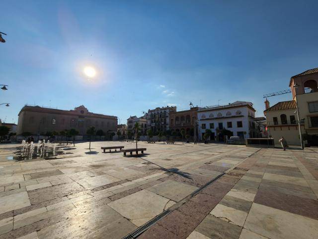 스페인 세비야 중심부에서 90㎞ 정도 떨어진 곳에 있는 에치하에서 가장 중심이라는 한 광장이 17일 오후 텅 비어있다. 이곳은 특히 더워서 '세비야의 프라이팬'이라고 불리곤 한다. 세비야=신은별 특파원