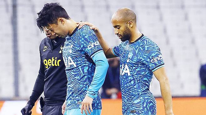 안와골절 부상을 당한 손흥민(가운데). 다행히 수술을 성공적으로 마쳤다. 로이터=연합뉴스