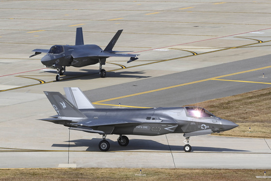 미국 스텔스 전투기 F-35B가 지난달 31일 한·미 연합 공중훈련에 참가하기 위해 군산기지에 착륙해 이동하고 있다. F-35B가 국내 기지에 전개된 건 이번이 처음이다. [사진 공군]