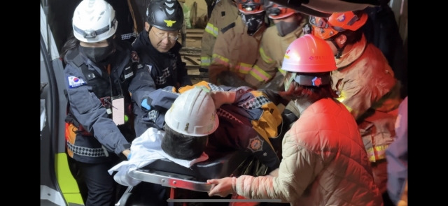 고립된지 221시간 만인 4일 오후 11시3분쯤 구조된 매몰자들이 지상으로 나오자마자 구급차로 옮겨지고 있다.  경북도소방본부 제공