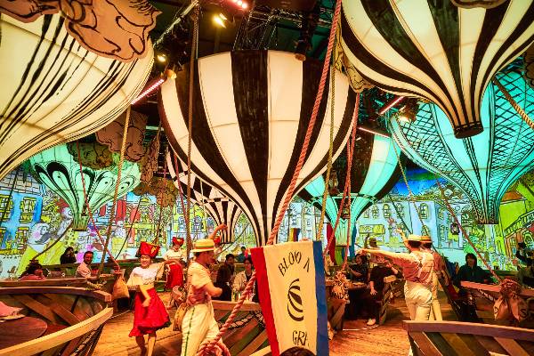 요리와 공연, 애니메이션이 결합한 ‘그랜드 엑스페디션’은 관객이 열기구에 탑승해 세계 다양한 도시를 방문해 그 나라 음식을 즐길 수 있는 콘셉트로 이뤄져 있다. 배우들은 열기구가 도착한 나라의 의상을 입고 음식을 나르거나 민속춤 등 공연을 펼친다. 아이엠컬처 제공