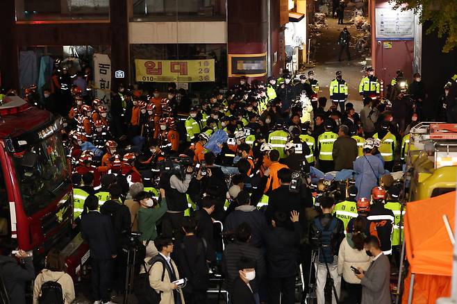 지난 10월30일 새벽 서울 용산구 이태원 일대에서 의료진과 경찰, 소방대원들이 대규모 압사사고가 발생한 지역을 수습하고 있다. / 사진=연합뉴스