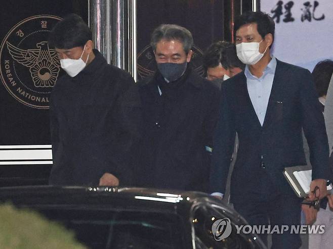 (서울=연합뉴스) 윤희근 경찰청장이 4일 오후 서울 서대문구 미근동 경찰청 청사를 나서고 있다. 2022.11.4