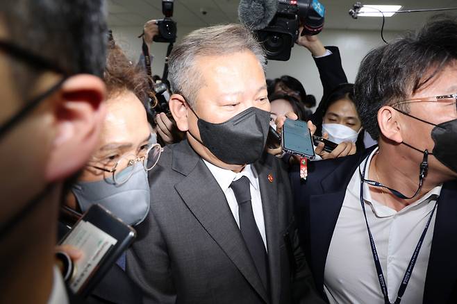 이상민 행정안전부 장관이 1일 오후 국회에서 열린 행정안전위원회 전체회의에서 이태원 사고 현안 보고를 마친 뒤 퇴장하며 취재진에게 둘러싸여 있다. [연합]