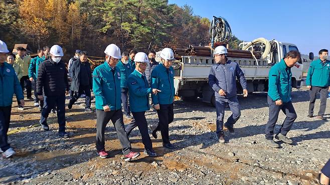 이정식 고용노동부 장관(가운데)은 지난 2일 경북 봉화 광산 갱도 붕괴 사고 구조현장을 찾아 “중대재해처벌법 적용 여부에 앞서 지금은 구조가 시급한 상황”이라고 강조했다. [고용노동부 제공]