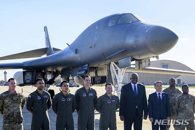 [앤드루스공군기지=AP/뉴시스] 이종섭(오른쪽 세 번째) 국방부 장관이 3일(현지시간) 로이드 오스틴 미 국방장관과 함께 메릴랜드주 앤드루스 공군기지를 방문해 B-1 전폭기 앞에서 대원들과 함께 기념 촬영을 하고 있다. 2022.11.04.