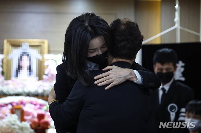 [서울=뉴시스] 윤석열 대통령 부인 김건희 여사가 2일 서울 노원구 한 장례식장에 마련된 이태원 참사 고등학생 희생자 빈소를 찾아 유가족을 위로하고 있다. (사진=대통령실 제공) 2022.11.02. photo@newsis.com