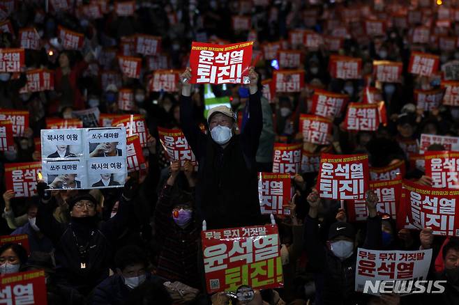 [서울=뉴시스] 백동현 기자 = 지난달 29일 오후 서울 종로구 세종대로 인근에서 열린 촛불행동 12차 전국집중 촛불대행진에 참가한 시민들이 피켓을 들고 구호를 외치고 있다. 2022.10.29. livertrent@newsis.com