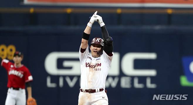 [서울=뉴시스] 추상철 기자 = 5일 오후 서울 구로구 고척스카이돔에서 열린  '2022 KBO 한국시리즈 4차전' SSG 랜더스와 키움 히어로즈의 경기, 3회말 노아웃 주자 없는 상황에서 키움 전병우가 2루타를 친 후 기뻐하고 있다. 2022.11.05. scchoo@newsis.com