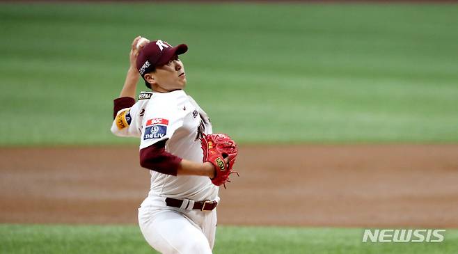 [서울=뉴시스] 추상철 기자 = 5일 오후 서울 구로구 고척스카이돔에서 열린  '2022 KBO 한국시리즈 4차전' SSG 랜더스와 키움 히어로즈의 경기, 키움 선발투수 이승호가 역투하고 있다. 2022.11.05. scchoo@newsis.com