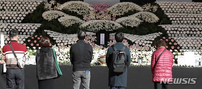 [서울=뉴시스] 추상철 기자 = '이태원 참사' 국가애도 기간 마지막날인 5일 오전 서울 중구 서울광장에 마련된 '이태원 참사 희생자 합동분향소'에서 시민들의 조문행렬이 이어지고 있다. 2022.11.05. scchoo@newsis.com