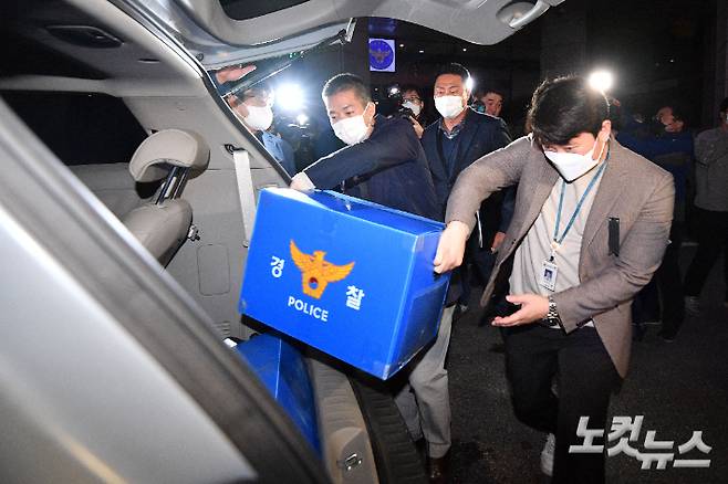 이태원 참사 당시 부실 대응 의혹을 수사 중인 경찰청 특별수사본부가 지난 2일 서울 종로구 서울경찰청을 압수수색한 후 청사를 나서고 있다. 류영주 기자