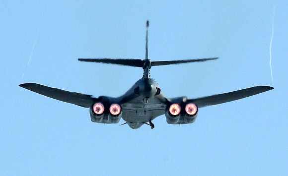 화염 내뿜는 B-1B - 미국의 전략무기인 B-1B ‘랜서’ 폭격기가 21일 오후 서울 국제 항공우주 및 방위산업 전시회(ADEX)가 열리는 경기도 성남시 서울공항 상공을 비행하고 있다. 백조 모습을 연상시켜 ‘죽음의 백조’라는 별명을 가진 랜서 폭격기는 마하 1.2로 비행할 수 있으며 기체 내부에는 34t, 날개를 포함한 외부는 27t까지 적재할 수 있다. 2017.11.21 연합뉴스