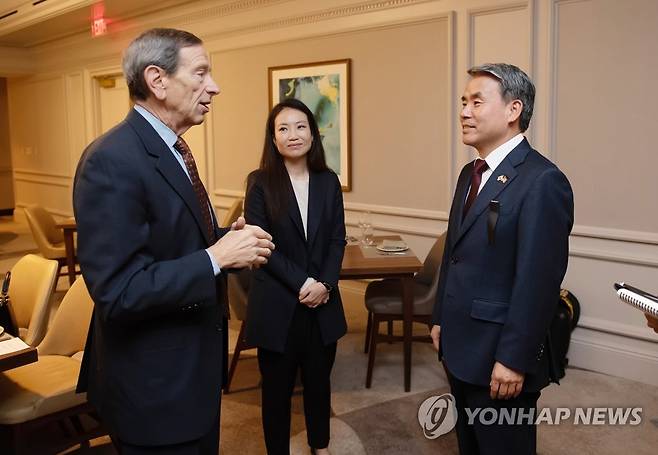 이종섭 장관, 브루킹스연구소 전문가 조찬 간담회 참석 (서울=연합뉴스) 이종섭 국방부 장관(오른쪽)이 4일(현지시간) 미국 브루킹스연구소에서 로버트 아인혼 수석연구원, 페트리사 김 연구원 등 외교안보 전문가들과 접견하고 있다. 2022.11.4 [국방부 제공. 재판매 및 DB 금지] photo@yna.co.kr