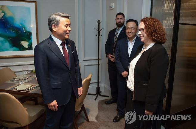 이종섭 장관, 브루킹스연구소 전문가 조찬 간담회 참석 (서울=연합뉴스) 이종섭 국방부 장관이 4일(현지시간) 미국 브루킹스연구소에서 수잔 멜러니 브루킹스 연구소 부소장과 이야기를 나누고 있다. 2022.11.4 [국방부 제공. 재판매 및 DB 금지] photo@yna.co.kr