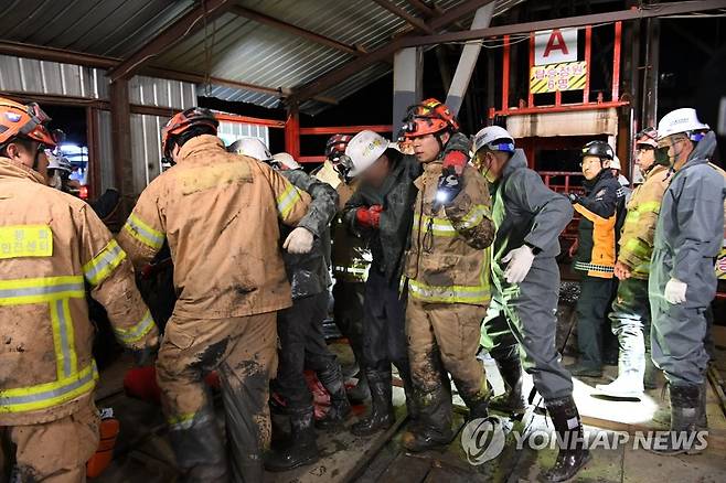 당국 "봉화 광산 고립자 2명 생환…지상으로 걸어 나와" (봉화=연합뉴스) 경북 봉화군 아연 채굴 광산 매몰사고 열흘째인 4일 오후 11시께 구조 당국은 고립됐던 작업자 2명이 생환했다고 밝혔다. 사진은 이날 생환한 고립자들이 밖으로 나오는 모습. 2022.11.5 [소방청 제공. 재판매 및 DB 금지] photo@yna.co.kr