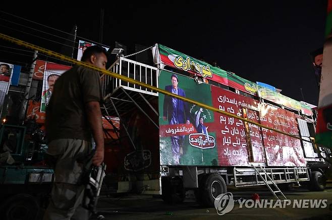 집회 도중 다리에 총 맞은 임란 칸 전 파키스탄 총리 (와지라바드[파키스탄] AFP=연합뉴스) 3일(현지시간) 파키스탄 펀자브주 와지라바드에서 집회 도중 피격당한 임란 칸 전 총리의 트럭을 경찰이 지키고 있다. 칸 전 총리는 이날 트럭을 타고 집회를 열던 중 괴한이 쏜 총에 다리를 맞았다. 그의 상태는 안정적인 것으로 전해졌다. 2018년부터 집권해오다가 올해 4월 의회 불신임으로 퇴출당한 칸 전 총리는 정권 퇴진과 조기 총선을 요구하고 있다. 2022.11.04 clynnkim@yna.co.kr