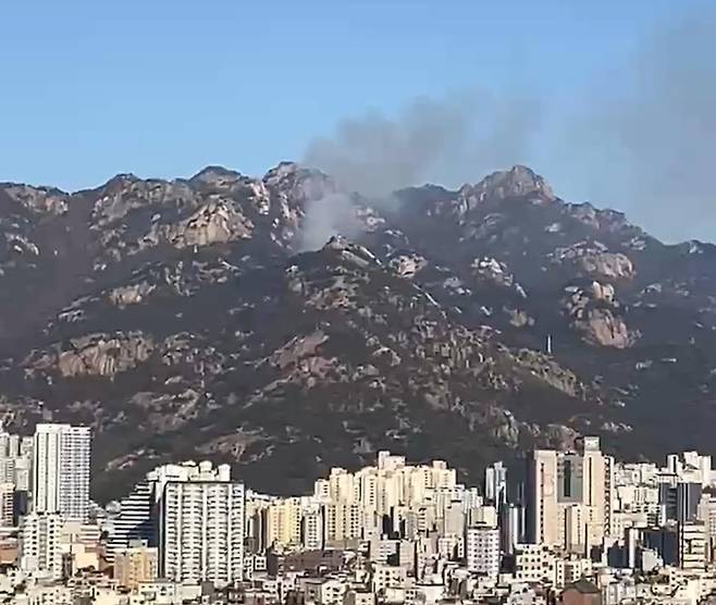 서울 북한산 족두리봉 인근서 산불…소방당국 진화중 [독자 제공. 재판매 및 DB 금지]