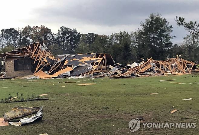 텍사스를 덮친 토네이도 (AP=연합뉴스) 4일(현지시간) 미국 중남부를 덮친 토네이도로 가옥이 파괴된 모습. 2022.11.04.photo@yna.co.kr