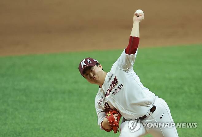 역투하는 김재웅 (서울=연합뉴스) 홍해인 기자 = 4일 서울 구로구 고척스카이돔에서 열린 2022 프로야구 포스트시즌 한국시리즈(KS) 3차전 SSG 랜더스와 키움 히어로즈의 경기. 
    9회초 키움 투수 김재웅이 역투하고 있다. 2022.11.4 hihong@yna.co.kr