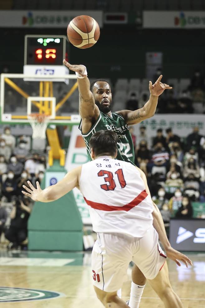 DB 승리 앞장 선 에르난데스 [KBL 제공. 재판매 및 DB 금지]