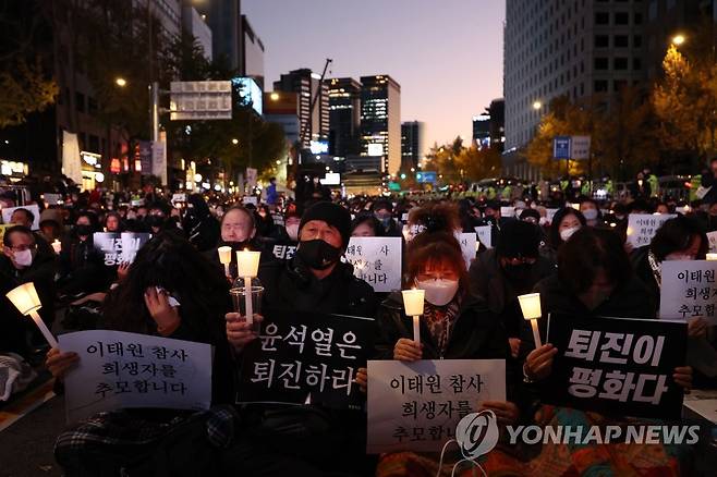 이태원 참사 희생자 추모 촛불 (서울=연합뉴스) 신준희 기자 = 5일 시청역 인근에서 핼러윈데이 이태원 참사 희생자 추모 및 정부 규탄 촛불집회가 열리고 있다. 2022.11.5 hama@yna.co.kr