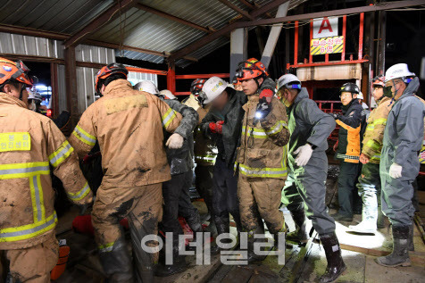 경북 봉화군 아연 광산 매몰 사고로 고립됐던 작업자 2명이 10일 만인 4일 오후 11시 3분께 무사히 구조되고 있다. 사진은 이날 생환한 고립자들이 부축을 받으며 걸어 나오고 있다.(사진=소방청/뉴시스)