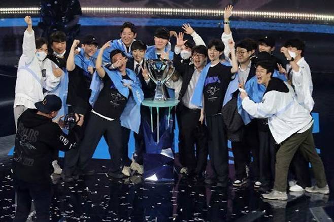 DRX 선수들이 2022 리그 오브 레전드 월드 챔피언십에서 우승을 차지한 뒤 기뻐하고 있다. 사진=LCK