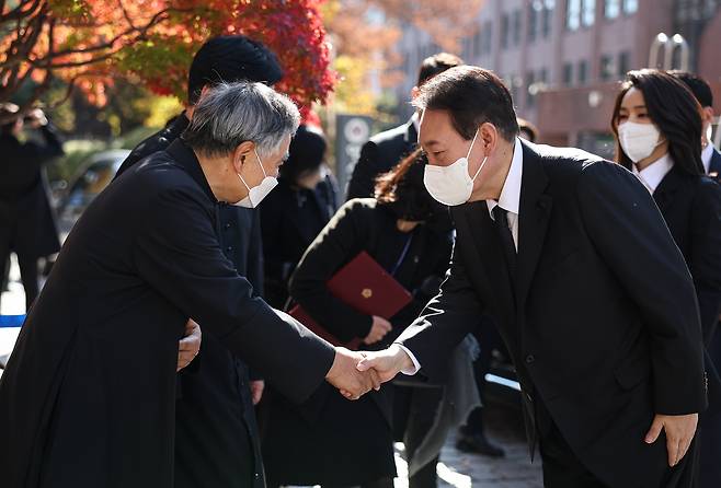 윤석열 대통령이 6일 서울 중구 명동성당에서 열린 이태원 참사 희생자 추모 미사에 참석해 조학문 주임신부와 인사를 나누고 있다. (대통령실 제공) 2022.11.6/뉴스1 ⓒ News1 오대일 기자