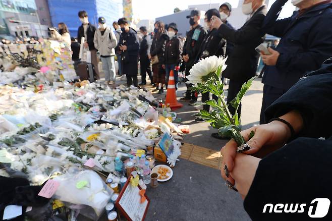 6일 오후 서울 용산구 이태원역 1번 출구에 마련된 이태원 참사 추모공간에 추모객들의 발길이 이어지고 있다. 이태원역 앞 추모 공간은 시민들이 자발적으로 마련한 곳으로 지난 5일 종료된 국가 애도 기간과는 무관하게 운영이 계속된다. 2022.11.6/뉴스1 ⓒ News1 이광호 기자