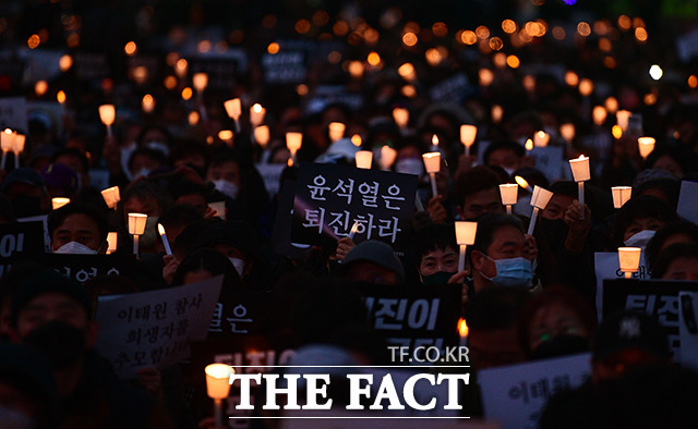 권성동 국민의힘 의원이 '윤석열 퇴진'을 요구하며 촛불집회를 주도한 시민모임을 향해 "타인의 비극을 정치투쟁의 도구로 악용하기 위해, 현수막을 바꿔 단 채 감히 '추모'라는 단어를 입에 담고 있다"고 직격했다. 5일 서울 중구 시청역 인근 도로에서 이태원 참사 희생자 추모 시민 촛불 집회. /이동률 기자